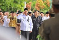 Pj Bupati Lampung Barat Nukman jadi inspektur upacara prosesi pemakaman almarhum Ahmad Sater. Foto; Haerul Abadi, Kabar Indonesia.