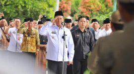 Pj Bupati Lampung Barat Nukman jadi inspektur upacara prosesi pemakaman almarhum Ahmad Sater. Foto; Haerul Abadi, Kabar Indonesia.