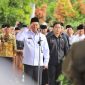 Pj Bupati Lampung Barat Nukman jadi inspektur upacara prosesi pemakaman almarhum Ahmad Sater. Foto; Haerul Abadi, Kabar Indonesia.