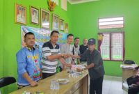 Peratin Pekon Marang, Surdi memberikan BLT DD Tahap Keempat untuk tahun 2023 di Balai Pekon Marang pada Jum'at (29/12/2023). Foto: Joni Irawan, Kabar Indonesia.