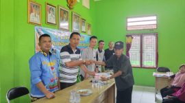 Peratin Pekon Marang, Surdi memberikan BLT DD Tahap Keempat untuk tahun 2023 di Balai Pekon Marang pada Jum'at (29/12/2023). Foto: Joni Irawan, Kabar Indonesia.