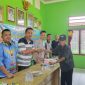 Peratin Pekon Marang, Surdi memberikan BLT DD Tahap Keempat untuk tahun 2023 di Balai Pekon Marang pada Jum'at (29/12/2023). Foto: Joni Irawan, Kabar Indonesia.