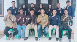 Jajaran PPK Kebun Tebu berfoto bersama ketika melaksanakan supervisi untuk PPS di 10 pekon. Foto: M. Latif