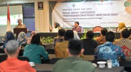 Menteri Desa, Pembangunan Daerah Tertinggal, dan Transmigrasi (Mendes PDTT), Abdul Halim Iskandar memberikan sambutan dalam Focuss Group Discussion (FGD) yang diadakan oleh Strategic Policy Unit (SPU) di Jombang, Jawa Timur pada Sabtu (9/12/2023).