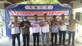 Pj. Bupati Tulang Bawang Barat, M. Firsada menutup Uji Kompetensi Wartawan yang diadakan atas kerjasama Universitas Mustopo Beragama, Dinas Kominfo Tubaba, dan Asosiasi Wartawan Profesional Indonesia (AWPI). Foto: Andi Rahman, Kabar Indonesia
