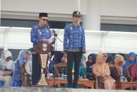 Asisten II Pemkab Pesibar, Zukri Amin,  bertindak sebagai inspektur upacara dalam Hari Bela Negara dan Hari Ibu Tahun 2023. Foto: Joni Irawan, Kabar Indonesia.