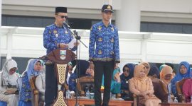 Asisten II Pemkab Pesibar, Zukri Amin,  bertindak sebagai inspektur upacara dalam Hari Bela Negara dan Hari Ibu Tahun 2023. Foto: Joni Irawan, Kabar Indonesia.