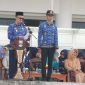 Asisten II Pemkab Pesibar, Zukri Amin,  bertindak sebagai inspektur upacara dalam Hari Bela Negara dan Hari Ibu Tahun 2023. Foto: Joni Irawan, Kabar Indonesia.