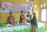 Seorang warga Pekon Gedau, Kecamatan Pesisir Utara, Kabupaten Pesisir Barat menerima BLT DD dari pemerintah Pekon setempat. Foto: Joni Irawan, Kabar Indonesia.