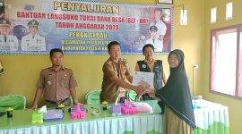 Seorang warga Pekon Gedau, Kecamatan Pesisir Utara, Kabupaten Pesisir Barat menerima BLT DD dari pemerintah Pekon setempat. Foto: Joni Irawan, Kabar Indonesia.