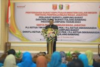 Pj. Bupati Tulang Bawang menyampaikan kata sambutan setelah dilantik oleh Gubernur Lampung, Arinal Djuanidi pada Senin (19/12/2023). Foto: Humas Pemkab Tuba