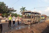Petugas Polres Tulang Bawang Barat sedang melakukan olah TKP musibah kebakaran 1 unit bus di Jl. Lintas Tiyuh Murni Jaya, Tulang Bawang Barat. Foto: Andi Rahman, Kabar Indonesia