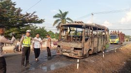 Petugas Polres Tulang Bawang Barat sedang melakukan olah TKP musibah kebakaran 1 unit bus di Jl. Lintas Tiyuh Murni Jaya, Tulang Bawang Barat. Foto: Andi Rahman, Kabar Indonesia