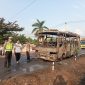 Petugas Polres Tulang Bawang Barat sedang melakukan olah TKP musibah kebakaran 1 unit bus di Jl. Lintas Tiyuh Murni Jaya, Tulang Bawang Barat. Foto: Andi Rahman, Kabar Indonesia