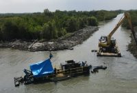 Dredger (kapal sedot lumpur) dan eksavator bantuan dari Kementerian Kelautan dan Perikanan RI bahu membahu melakukan normalisasi DAM 4 di Bumi Dipasena. Foto: Nafian Faiz, Kabar Indonesia.