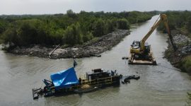 Dredger (kapal sedot lumpur) dan eksavator bantuan dari Kementerian Kelautan dan Perikanan RI bahu membahu melakukan normalisasi DAM 4 di Bumi Dipasena. Foto: Nafian Faiz, Kabar Indonesia.