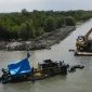 Dredger (kapal sedot lumpur) dan eksavator bantuan dari Kementerian Kelautan dan Perikanan RI bahu membahu melakukan normalisasi DAM 4 di Bumi Dipasena. Foto: Nafian Faiz, Kabar Indonesia.