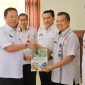 Pj Bupati Lampung Barat, Nukman menyerahkan buku road map Peran dan Komitmen Multipihak Terhadap Mitigasi Konflik Satwa dan Peningkatan Ekonomi Masyarakat Berkelanjutan 2023-2028 di Lampung Barat. Foto: Haerul Abadi, Kabar Indonesia