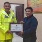 Ketua Umum IWO Indonesia Nr. Icang Rahadian menyerahkan piagam apresiasi IWO Indonesia kepada Kapolres Banyuasin, AKBP Ferly Rosa Putra atas keberhasilan jajaran Polres Banyuasin menangkap pelaku penganiayaan terhadap anggota IWO Indonesia Banyuasin. Foto: IWO Indonesia