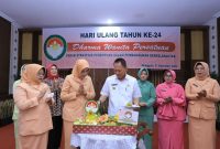 Pj Bupati Tulang Bawang, Qudrotul Ikhwan melakukan pemotongan tumpeng dalam Tasyakuran HUT Dharma Wanita Persatuan di Kabupaten Tulang Bawang pada Kamis (21/12/2023). Foto: Andi Rahman, Kabar Indonesia
