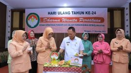 Pj Bupati Tulang Bawang, Qudrotul Ikhwan melakukan pemotongan tumpeng dalam Tasyakuran HUT Dharma Wanita Persatuan di Kabupaten Tulang Bawang pada Kamis (21/12/2023). Foto: Andi Rahman, Kabar Indonesia