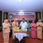 Pj Bupati Tulang Bawang, Qudrotul Ikhwan melakukan pemotongan tumpeng dalam Tasyakuran HUT Dharma Wanita Persatuan di Kabupaten Tulang Bawang pada Kamis (21/12/2023). Foto: Andi Rahman, Kabar Indonesia