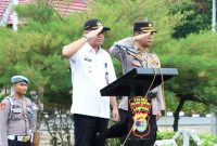 Sekretaris Kabupaten Tulang Bawang Ferli Yuledi didamping Kabag Ops Polres Tulang Bawang Abdul Mutholib memimpin Apel Gelar Pasukan Operasi Lilin Krakatau 2023 di halaman Mapolres Tulang Bawang. Foto: Andi Rahman, Kabar Indonesia.