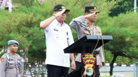 Sekretaris Kabupaten Tulang Bawang Ferli Yuledi didamping Kabag Ops Polres Tulang Bawang Abdul Mutholib memimpin Apel Gelar Pasukan Operasi Lilin Krakatau 2023 di halaman Mapolres Tulang Bawang. Foto: Andi Rahman, Kabar Indonesia.