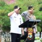 Sekretaris Kabupaten Tulang Bawang Ferli Yuledi didamping Kabag Ops Polres Tulang Bawang Abdul Mutholib memimpin Apel Gelar Pasukan Operasi Lilin Krakatau 2023 di halaman Mapolres Tulang Bawang. Foto: Andi Rahman, Kabar Indonesia.