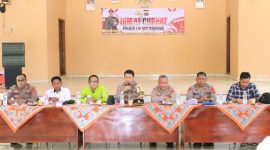 Kabag Ops Polres Tulang Bawang Kompol Abdul Mutholib mewakili Kapolres Tulang Bawang, AKBP Jibarel Bata Awi mengadakan Jum'at Curhat di Kampung Kahuripan Jaya, Kecamatan Banjar Baru, Kabupaten Tulang Bawang pada Jum'at (22/12/2023). Foto: Andi Rahman, Kabar Indonesia