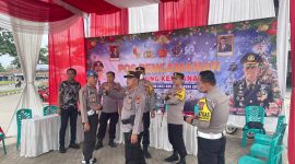 Kapolres Tulang Bawang Barat, Ndaru Istimawan melakukan pengecekan terhadap kesiapan personel Pos Pengamanan Nataru di Tulang Bawang Barat. Foto: Andi Rahman, Kabar Indonesia