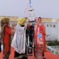 Seorang juara Lomba Fashion Show Kebaya Maduaro dalam rangka peringatan Hari Ibu Ke-95 di Kabupaten Tulang Bawang mengangkat piala. Foto: Andi Rahman, Kabar Indonesia.
