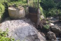 Irigasi pertanian yang mengalirkan air bagi sawah milik petani Pemangku Karyajaya, Pekon Buay Nyerupa, Kecamatan Sukau, Kabupaten Lampung Barat rusak termakan usia. Akibatnya 210 hektar sawah milik warga terancam kekurangan air. Foto Haerul Abadi, Kabar Indonesia.