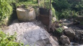 Irigasi pertanian yang mengalirkan air bagi sawah milik petani Pemangku Karyajaya, Pekon Buay Nyerupa, Kecamatan Sukau, Kabupaten Lampung Barat rusak termakan usia. Akibatnya 210 hektar sawah milik warga terancam kekurangan air. Foto Haerul Abadi, Kabar Indonesia.