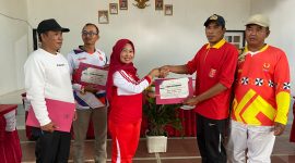 Camat Gedung Surian Tati Sulastri memberikan piagam penghargaan pada pekon-pekon dengan pembayaran PBB terbaik. Foto: M. Latip, Kabar Indonesia