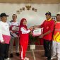 Camat Gedung Surian Tati Sulastri memberikan piagam penghargaan pada pekon-pekon dengan pembayaran PBB terbaik. Foto: M. Latip, Kabar Indonesia