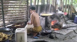 Seorang pekerja sedang menggoreng tahu produksi Meri di Pekon Kubu Perahu, Kecamatan Balik Bukit, Kabupaten Lampung Barat. Foto: Haerul Abadi, Kabar Indonesia