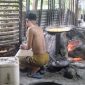 Seorang pekerja sedang menggoreng tahu produksi Meri di Pekon Kubu Perahu, Kecamatan Balik Bukit, Kabupaten Lampung Barat. Foto: Haerul Abadi, Kabar Indonesia