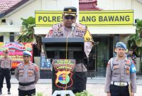 Kapolres Tulang Bawang AKBP Jibrael Bata Awi memimpin upacara kenaikan pangkat setingkat lebih tinggi di lingkungan Polres Tuba pada Minggu (31/12/2023). Foto: Andi Rahman, Kabar Indonesia