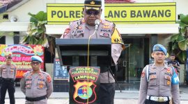 Kapolres Tulang Bawang AKBP Jibrael Bata Awi memimpin upacara kenaikan pangkat setingkat lebih tinggi di lingkungan Polres Tuba pada Minggu (31/12/2023). Foto: Andi Rahman, Kabar Indonesia