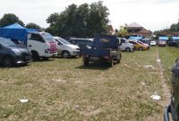 Kendaraan roda empat milik pengunjung Pantai Labuhan Jukung memadati Lapangan Merdeka Krui yang sementara dialihfungsikan menjadi lahan parkir dalam menghadapi momen Tahun Baru 2024. Foto: Joni Irawan, Kabar Indonesia