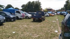 Kendaraan roda empat milik pengunjung Pantai Labuhan Jukung memadati Lapangan Merdeka Krui yang sementara dialihfungsikan menjadi lahan parkir dalam menghadapi momen Tahun Baru 2024. Foto: Joni Irawan, Kabar Indonesia
