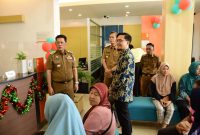 Pj Bupati Tulang Bawang Barat tinjau langsung pembagian Program Mantra di BNI Dayamurni, Tumijajar pada Selasa (02/01/2024). Foto: Andi Rahman, Kabar Indonesia