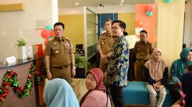 Pj Bupati Tulang Bawang Barat tinjau langsung pembagian Program Mantra di BNI Dayamurni, Tumijajar pada Selasa (02/01/2024). Foto: Andi Rahman, Kabar Indonesia
