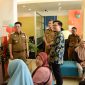 Pj Bupati Tulang Bawang Barat tinjau langsung pembagian Program Mantra di BNI Dayamurni, Tumijajar pada Selasa (02/01/2024). Foto: Andi Rahman, Kabar Indonesia