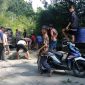 Surya Al Pajri dan warga Kecamatan Sukau berswadaya menambal jalan provinsi Liwa-OKU Selatan yang rusak parah pada April-Mei 2023. Foto: Haerul Abadi