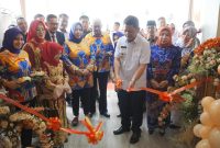 Pj Bupati Tulang Bawang Barat M. Firsada melakukan seremoni potong pita dalam peresmian RSIA Ummi Athayya, Tubaba pada Rabu (03/01/2024). Foto: Andi Rahman, Kabar Indonesia.