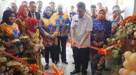 Pj Bupati Tulang Bawang Barat M. Firsada melakukan seremoni potong pita dalam peresmian RSIA Ummi Athayya, Tubaba pada Rabu (03/01/2024). Foto: Andi Rahman, Kabar Indonesia.