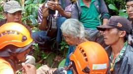 Sarmi (90) warga Kecamatan Baru Brak Lampung Barat yang sempat dinyatakan hilang berhasil ditemukan oleh tim gabungan dalam kondisi selamat pada Kamis (4/1/2024). Foto: BPBD Lampung Barat