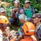 Sarmi (90) warga Kecamatan Baru Brak Lampung Barat yang sempat dinyatakan hilang berhasil ditemukan oleh tim gabungan dalam kondisi selamat pada Kamis (4/1/2024). Foto: BPBD Lampung Barat